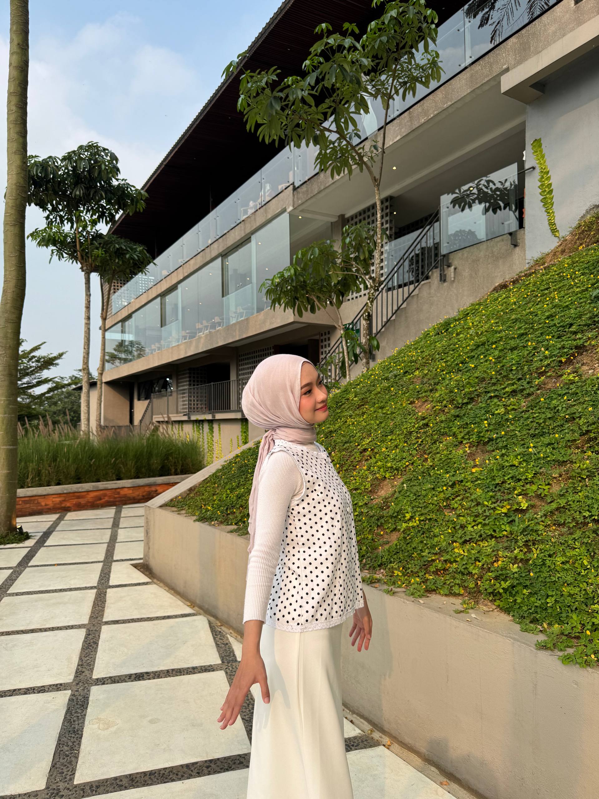 Amélie Blouse White side styling