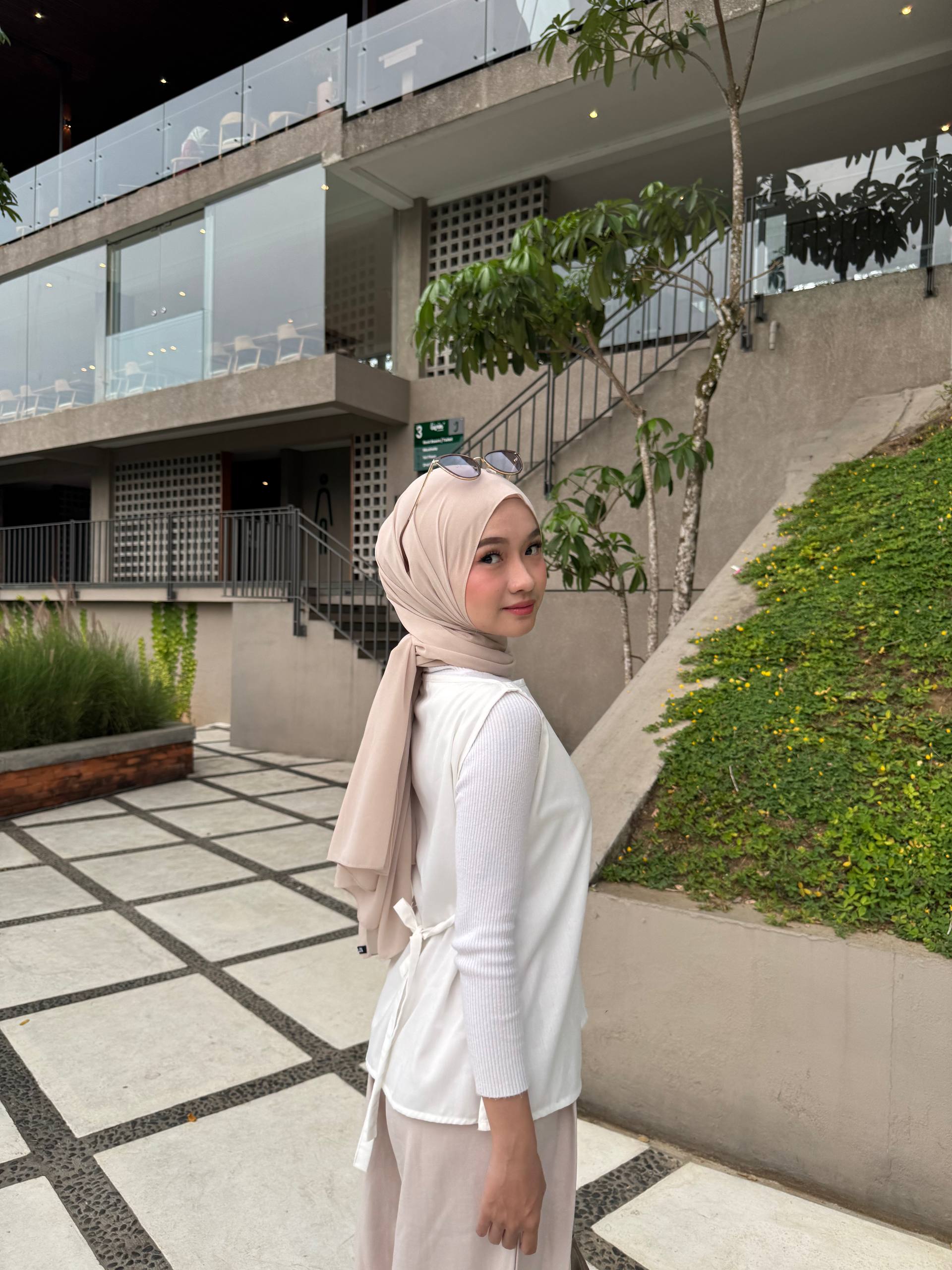 Elara Shell boat neckline styling